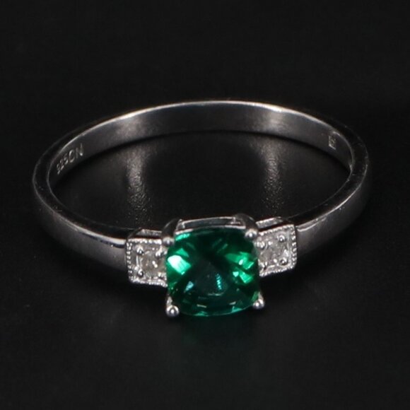 1 carat Emerald & Diamonds Ring 3 stone Past Present Future Size 10 2g Sterling - Picture 1 of 5